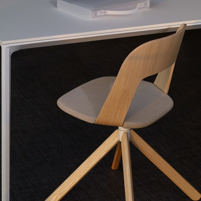 Chaise pivotante rembourrée Arco