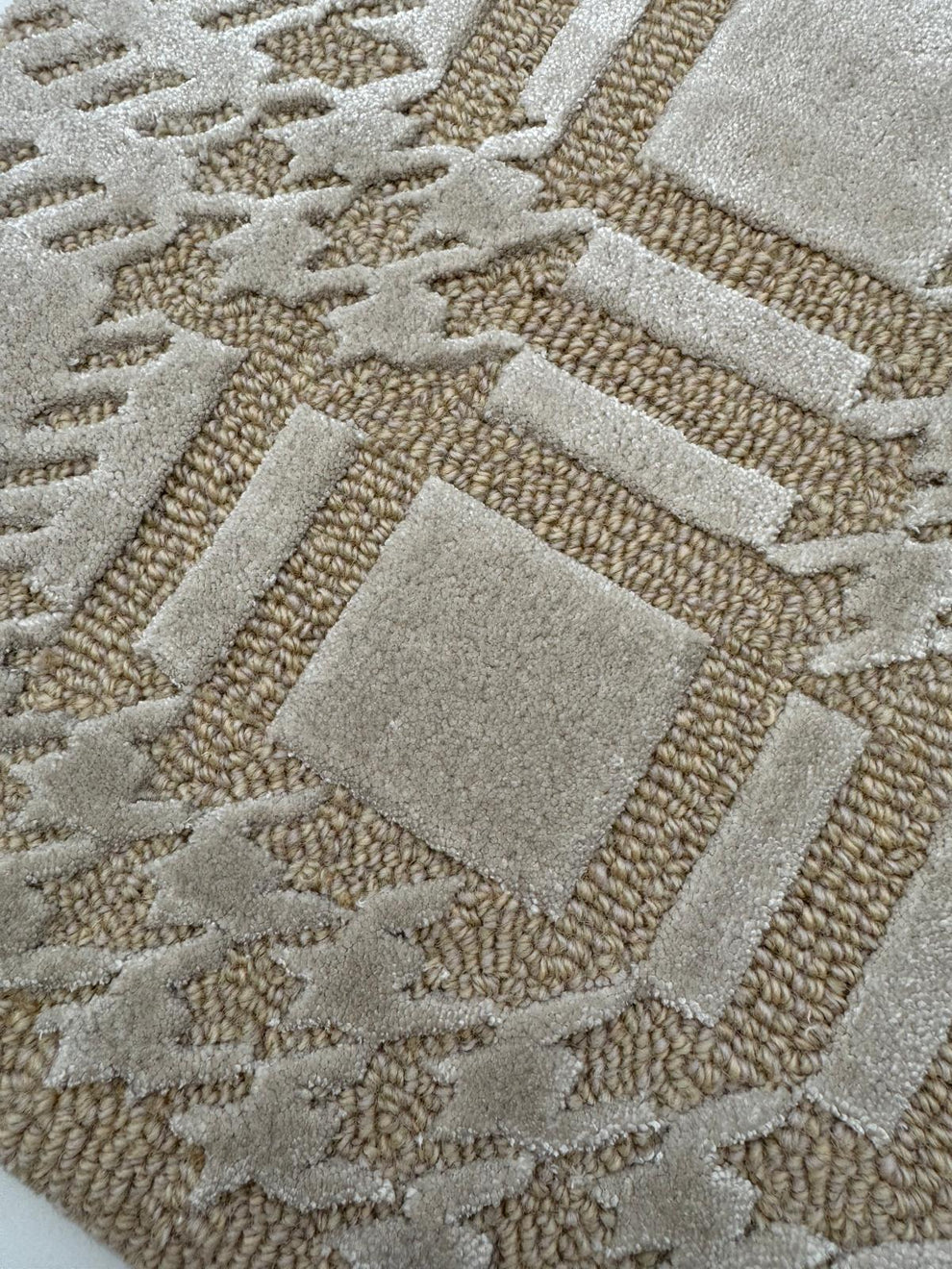 Tapis tufté main à carreaux inspiré de Chanel