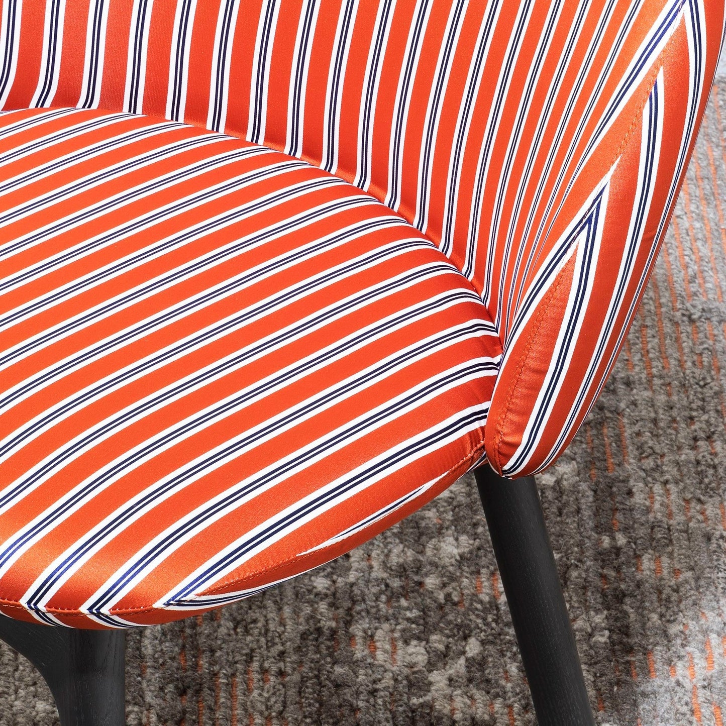 Chaise Iola avec base en bois