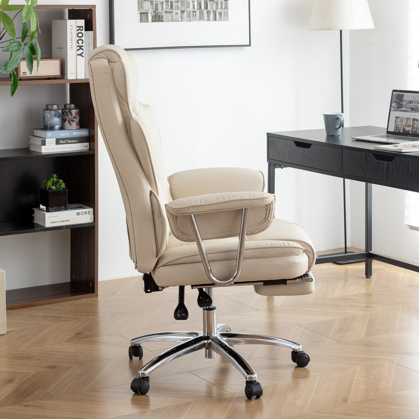 Fauteuil de bureau inclinable ergonomique pivotant à 360° en cuir reconstitué beige avec dossier haut et support lombaire, repose-pieds et hauteur réglable