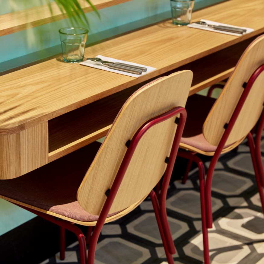 Chaise Col 370P - Semi-rembourrée