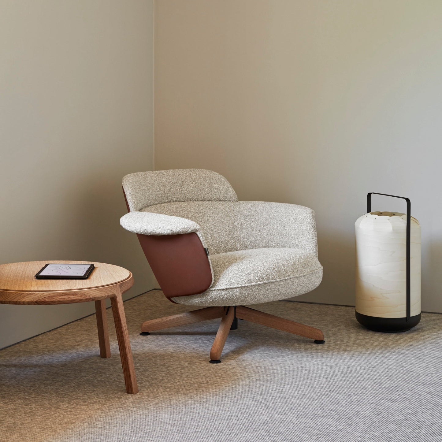 Chaise longue rembourrée Ulis avec base en bois de chêne