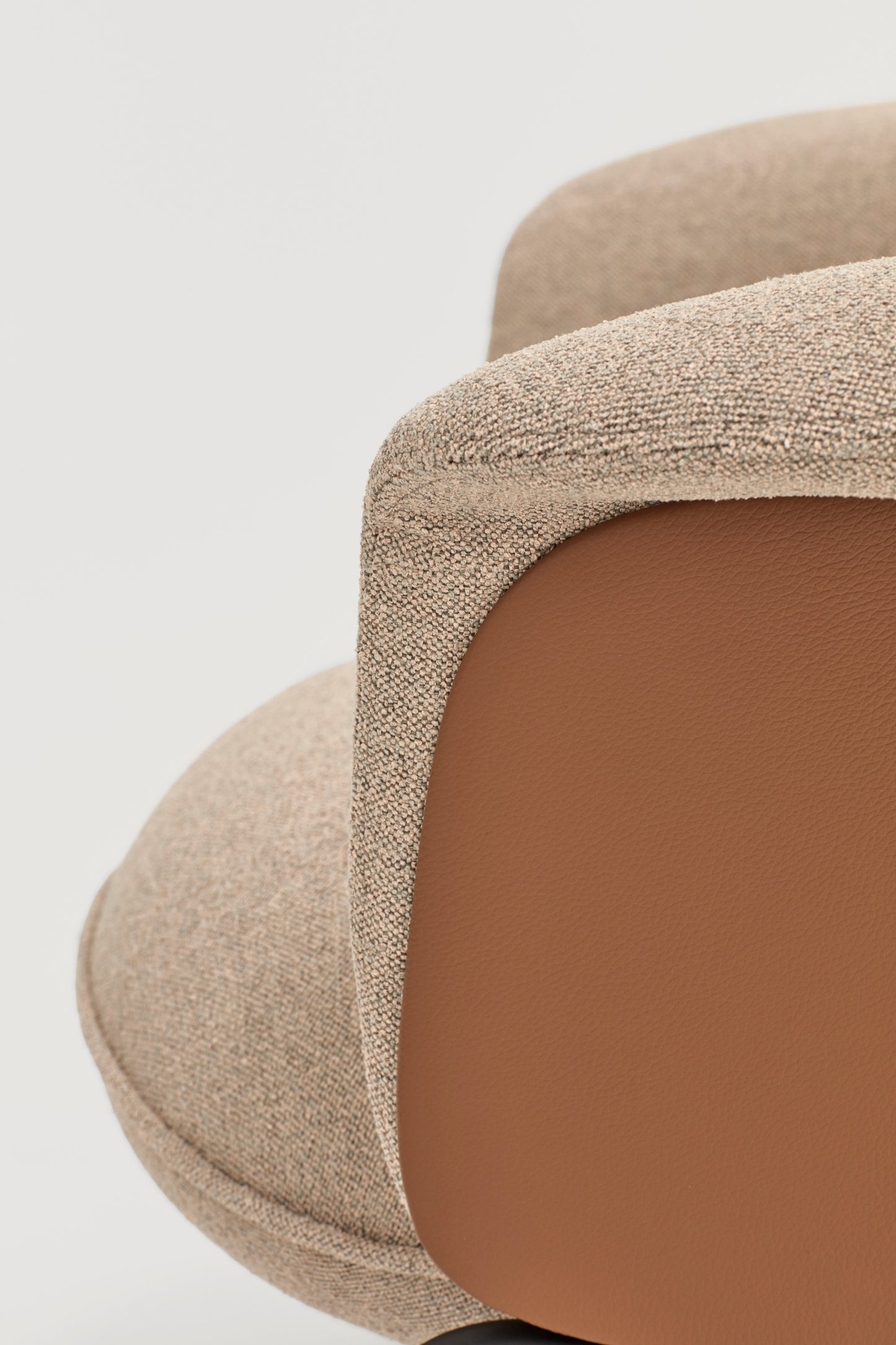 Chaise longue rembourrée Ulis avec base en métal