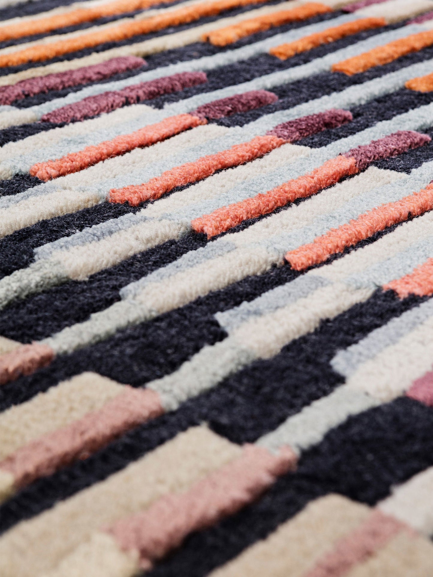 Tapis touffeté à la main marron corail sur le devant