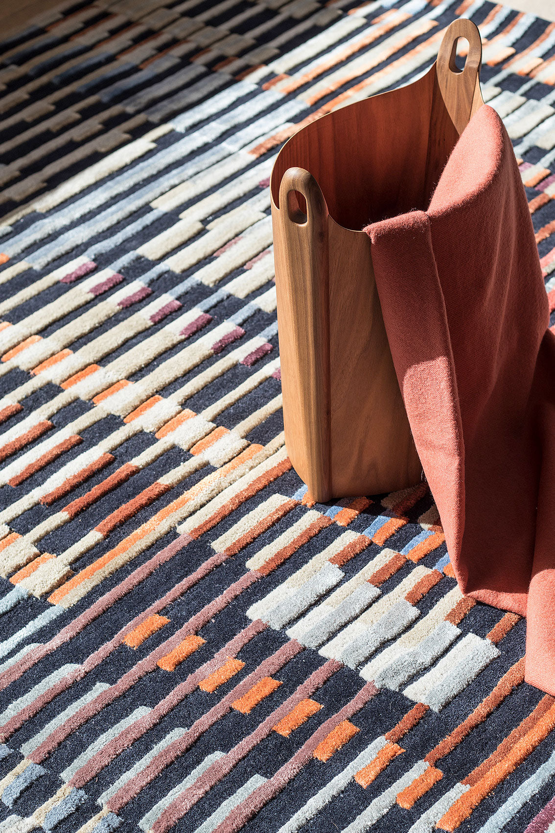 Tapis touffeté à la main marron corail sur le devant