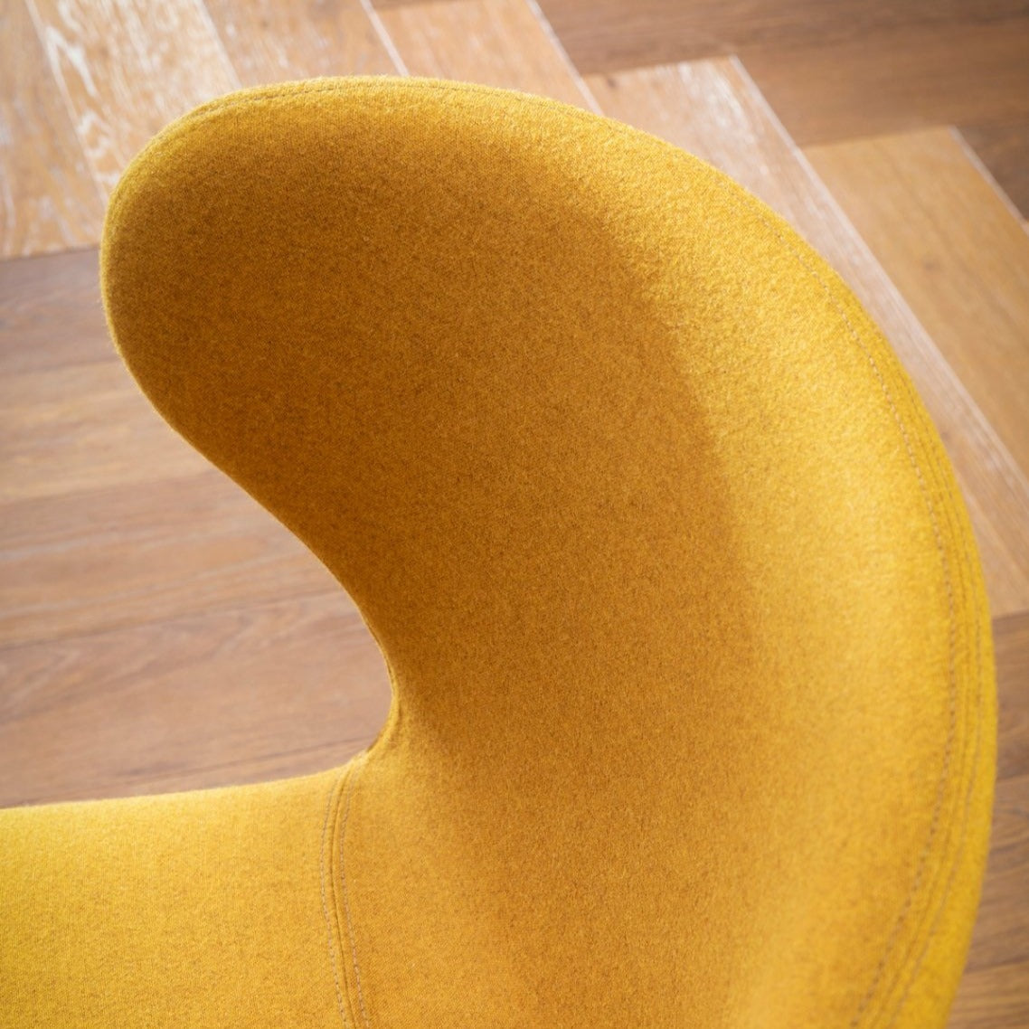 Chaise de salle à manger Mula avec base en bois