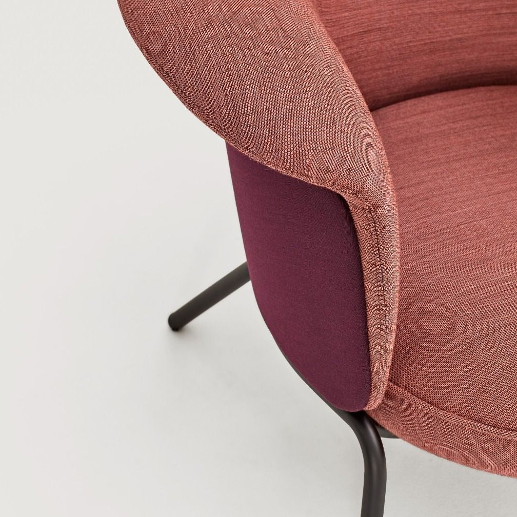 Chaise longue rembourrée Ulis avec base en métal